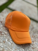 کلاه آفتابی پشت تور نارنجی