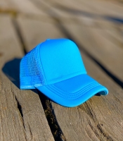 کلاه آفتابی پشت تور آبی روشن