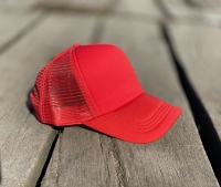 کلاه آفتابی پشت تور قرمز