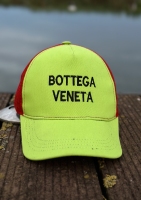 کلاه آفتابی فسفری BOTTEGA پشت تور قرمز